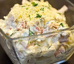 Фотография рецепта Салат с курицей, ветчиной и сметаной