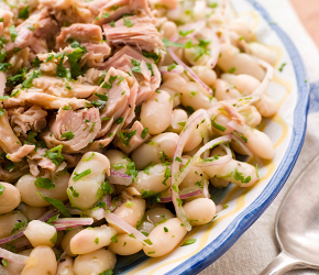 Фотография рецепта Салат из белой фасоли, тунца, лука и сельдерея
