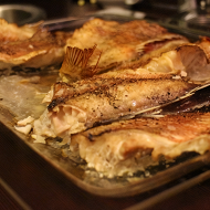 Морской окунь, запеченный в духовке с картофелем