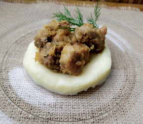 Фотография рецепта Свинина тушенная с луком на картофельном пюре