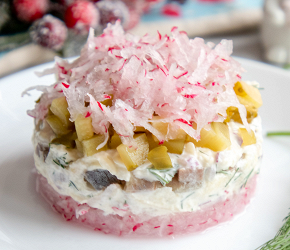 Фотография рецепта Салат с селедкой, яблоком и редисом