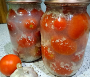 Фотография рецепта Маринованные помидоры на зиму с чесноком