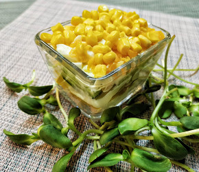 Фотография рецепта Салат из курицы с ананасами и кукурузой