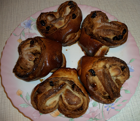 Фотография рецепта Плюшки с изюмом и корицей
