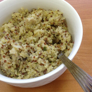 Киноа с беконом и грибами