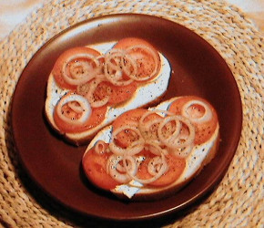 Фотография рецепта Закусочные бутерброды с помидором и луком