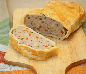 Фотография рецепта Мясной рулет в слоеном тесте