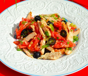 Фотография рецепта Салат из курицы с оливками и помидорами