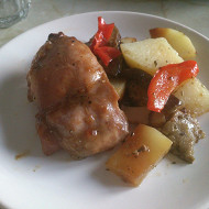 Запеченная курица с овощами в сладко-кислом соусе