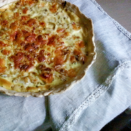 Открытый пирог с сыром и луком-пореем