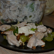 Теплый салат из курицы и винограда