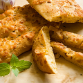 Фотография рецепта Фокачча с печеным чесноком, зеленым луком и сыром проволоне автор Ольга Худина