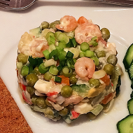 Диетический «Оливье» с морепродуктами и сметаной