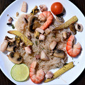 Фотография рецепта Вок из рисовой лапши с морепродуктами, шампиньонами и кукурузой автор Татьяна Ляриева