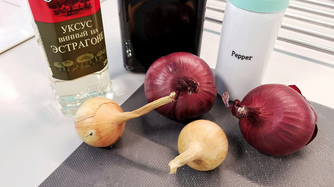 Фото шага рецепта Маринованный медовый лук к мясу 150968 шаг 1