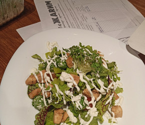 Фотография рецепта Легкий салат с кусочками курицы и сырными шариками в панировке из зелени