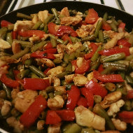 Теплый салат с курицей и стручковой фасолью