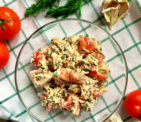 Фотография рецепта Салат с куриной грудкой и томатами