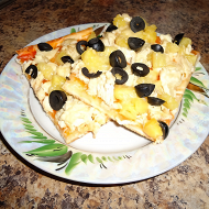 Пицца с копченой курицей и ананасами