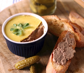 Фотография рецепта Запеченный паштет из куриной печени с бренди