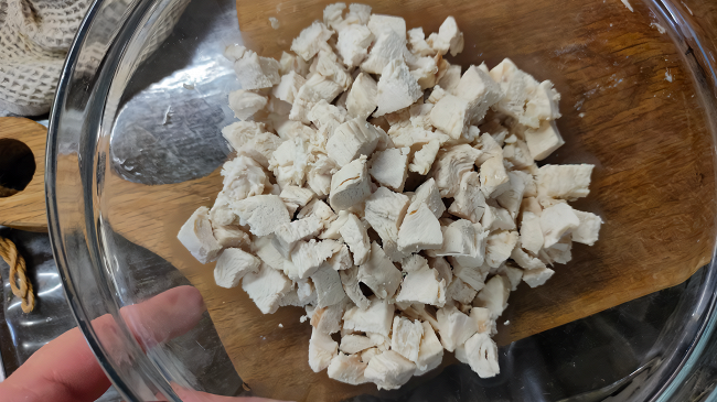 Фото шага рецепта Салат из курицы с ананасом и сыром 175133 шаг 6