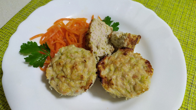 Фото шага рецепта Маффины в духовке с мясом и кабачком 189729 шаг 10