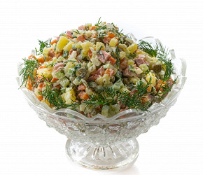 Фотография рецепта Классический оливье с колбасой и свежими огурцами