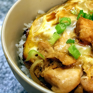 Оякодон (японский омлет с рисом и курицей)