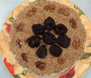 Фотография рецепта Медовик с черносливом и грецкими орехами