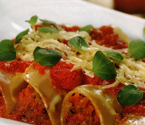 Фотография рецепта Каннеллони с мясной начинкой, запеченные в томатном соусе