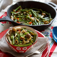 Зеленая фасоль с грибами и оливками
