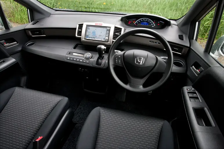 Honda Freed Spike Hybrid - DRIVE2