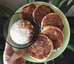Фотография рецепта Сырники на рисовой муке с шоколадом и бананами