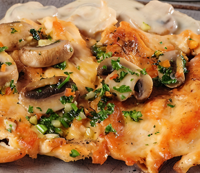 Фотография рецепта Куриное филе с грибами и сметанным соусом