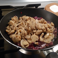 Теплый салат Рула с грибами и рукколой