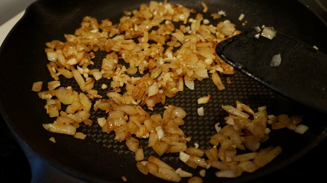 Фото шага рецепта Домашний бургер с мясной котлетой и беконом 53124 шаг 1