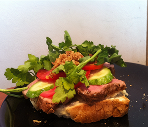 Фотография рецепта Датский открытый сэндвич (smørrebrød) с ростбифом