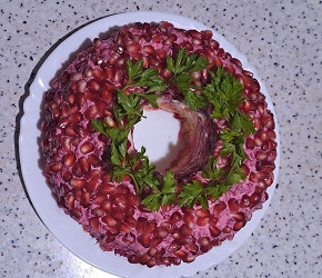 Фотография рецепта «‎Гранатовый браслет» с куриными бедрами и яйцом
