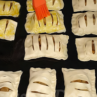 Слойки с яблоками и корицей