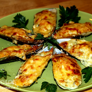 Мидии в ракушках, запеченные с сыром