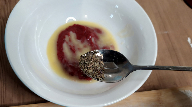 Фото шага рецепта Ленивая пицца на слоеном тесте 188282 шаг 5