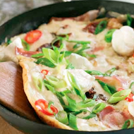 Яичница с шампиньонами, колбасками и сыром