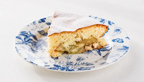 Шарлотка с яблоками на кефире