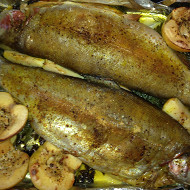 Форель, запеченная с осенними овощами и фруктами