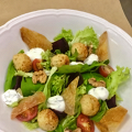 Фотография рецепта Теплый салат с куриными крокетами, свеклой и чипсами из куриной кожи автор Матильда Огурцова