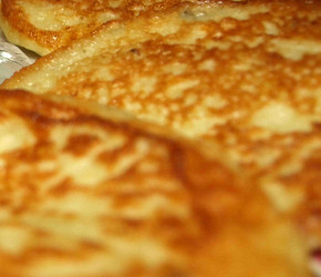 Фотография рецепта Картофельные оладьи с луком и сметанным соусом