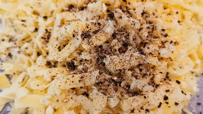 Фото шага рецепта Хрустящие сырные кето-ломтики 152770 шаг 2