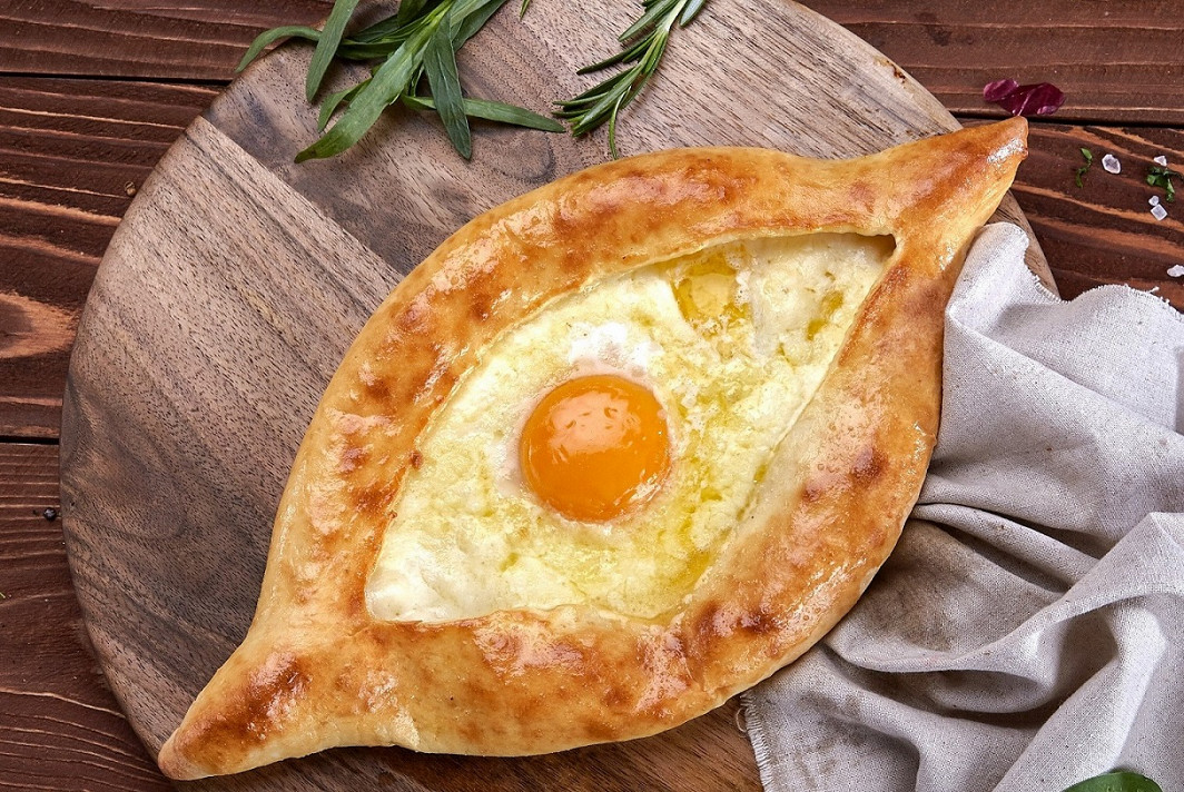 Хачапури с сыром и яйцом фото