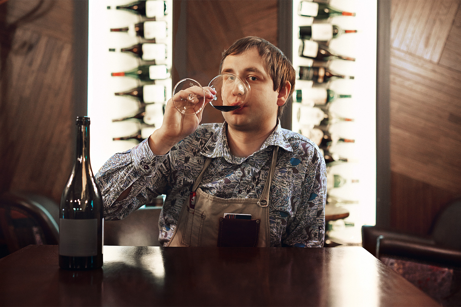 Официанты I Like Wine — например Александр Соломатин — готовы говорить по десять минут кряду про каждую бутылку, посты в фейсбуке винотеки столь же многословны