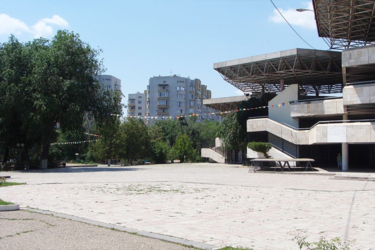 Театр аркадия астрахань. Парк Аркадия Астрахань. ДК Аркадия Астрахань. Музыкальный театр Астрахань парк Аркадия. Парк Аркадия Астрахань аттракционы.